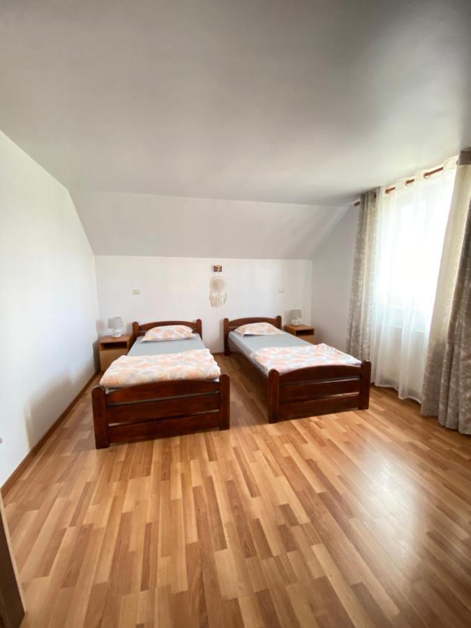 Pensiunea Martuca Surdesti  Exteriér fotografie