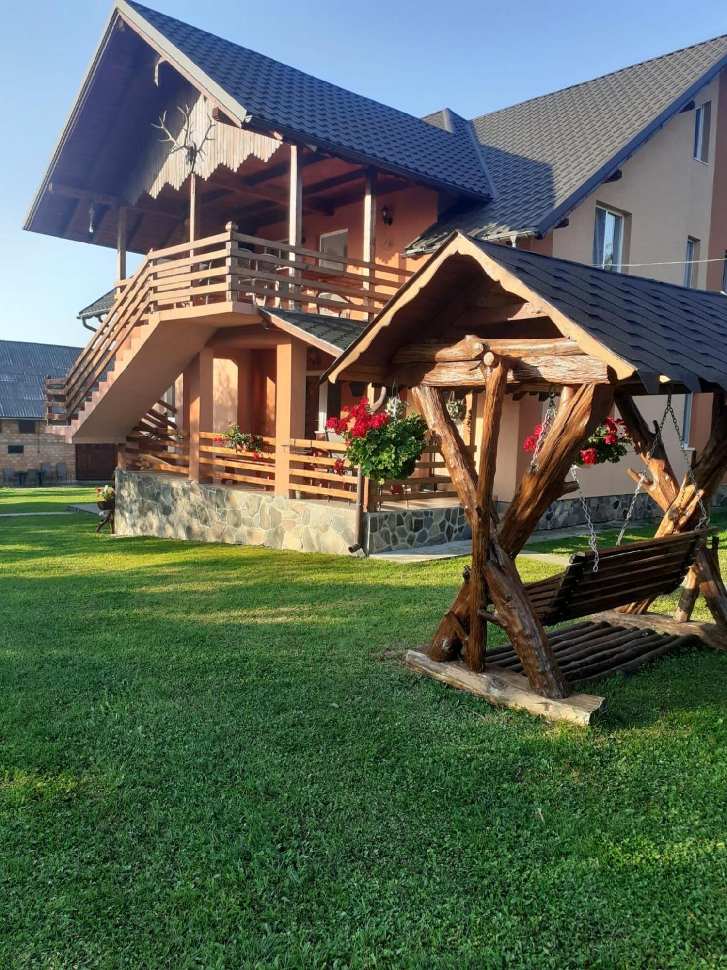 Pensiunea Martuca Surdesti  Exteriér fotografie
